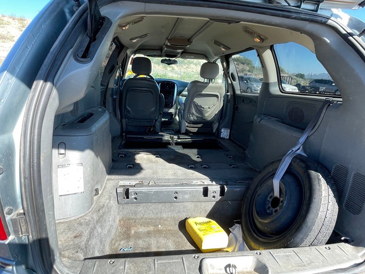 2005-chrysler-town-&-country-image-104