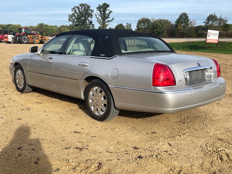 #201-•-2005-lincoln-town-car-(has-wi-title)-image-7
