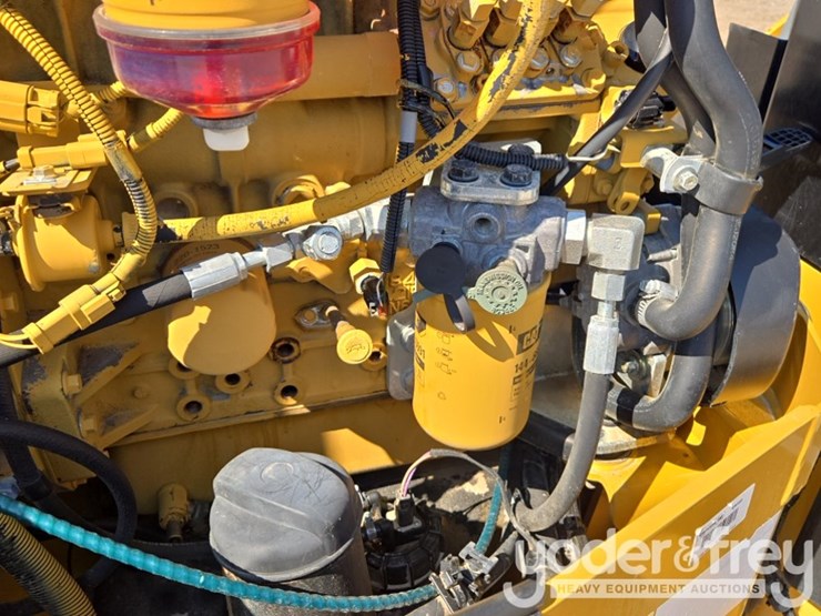 2021-caterpillar-cb34b-image-27