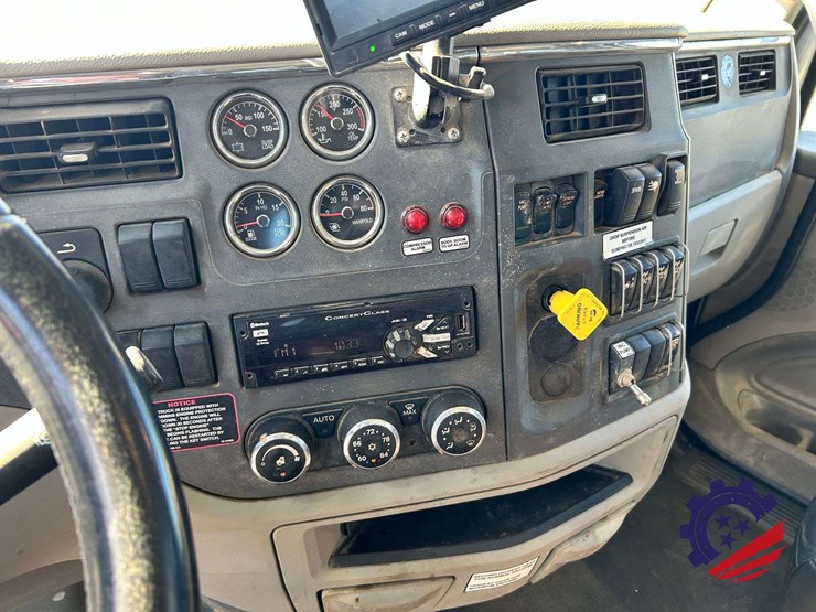 2020-peterbilt-567-image-109