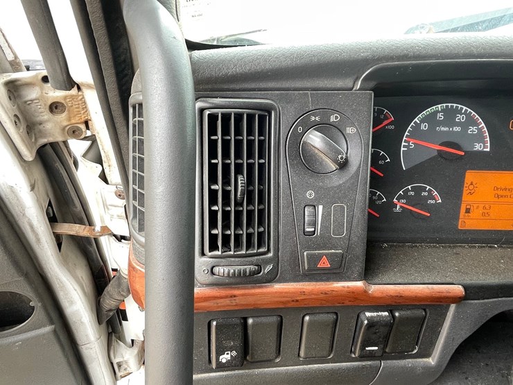 #101-•-2007-volvo-vnl-sleeper-semi-(has-wi-title)-image-82