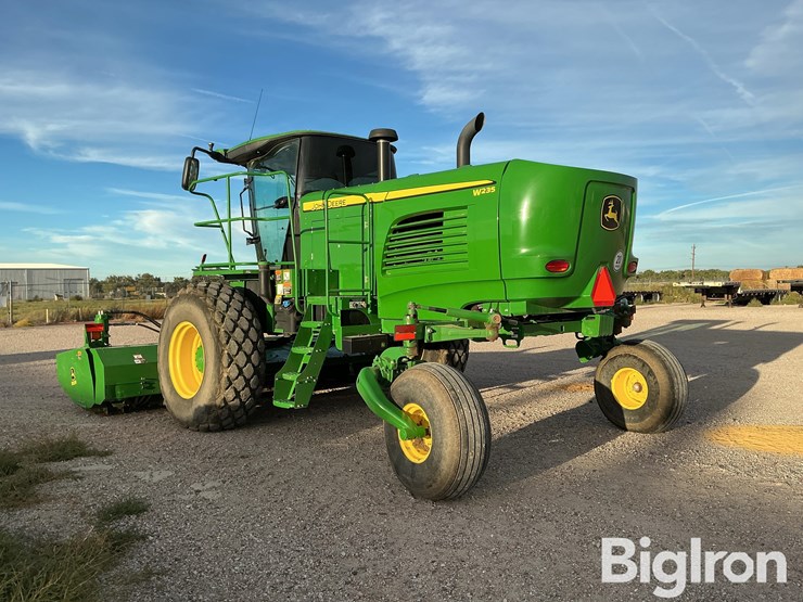 2021-john-deere-w235-image-7