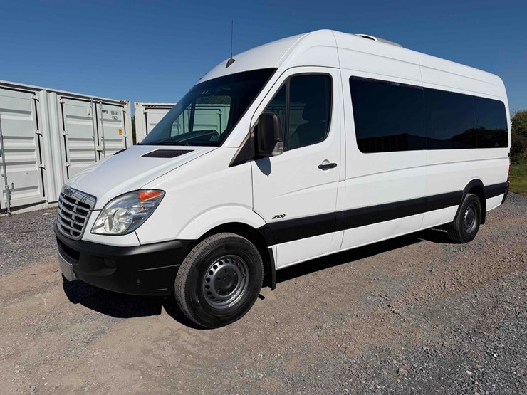 2010-freightliner-passenger-van-image-1