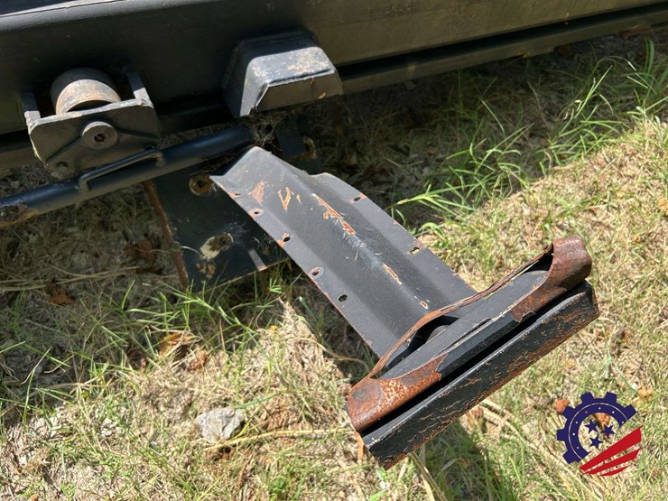 complete-roll-off-hoist-body-minus-the-tarper-rams,-tank,-plastic-fenders-image-11