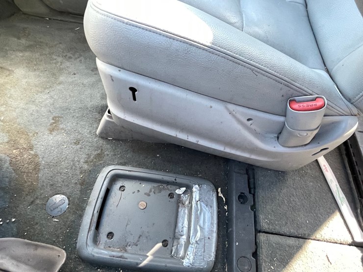 2005-chrysler-town-&-country-image-50