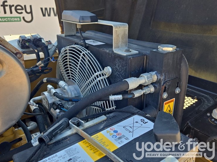 2021-caterpillar-cb34b-image-32