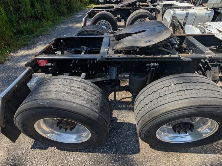 2018-volvo-10-image-10