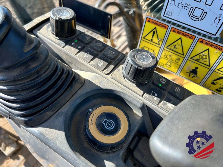 2018-caterpillar-320-image-92