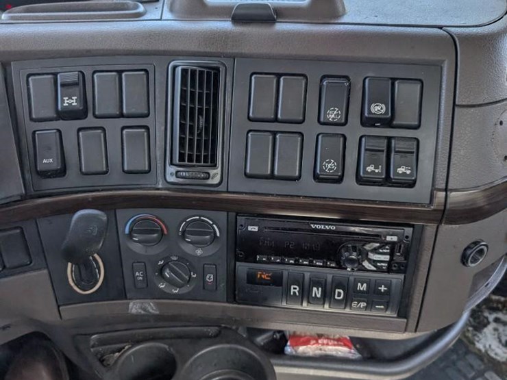 2018-volvo-10-image-23