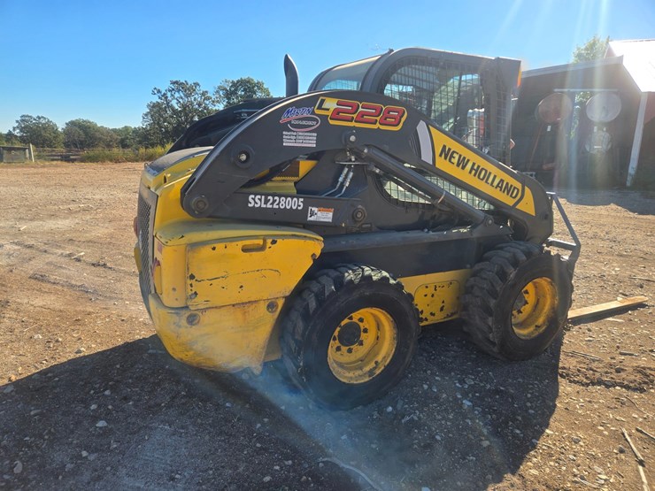 new-holland-l228-image-11