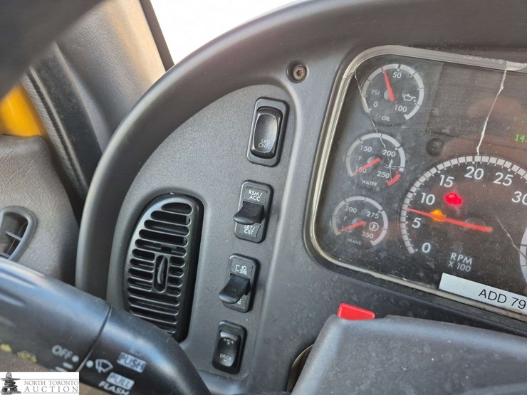 2018-freightliner-m2-106-image-20