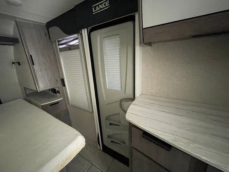 #2824-•-2022-lance-travel-trailer,-(has-new-mexico-title)-image-67