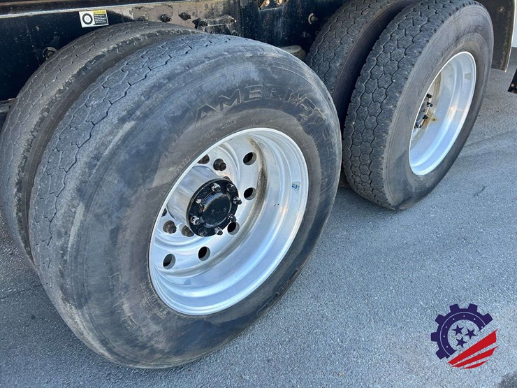 2020-peterbilt-567-image-24