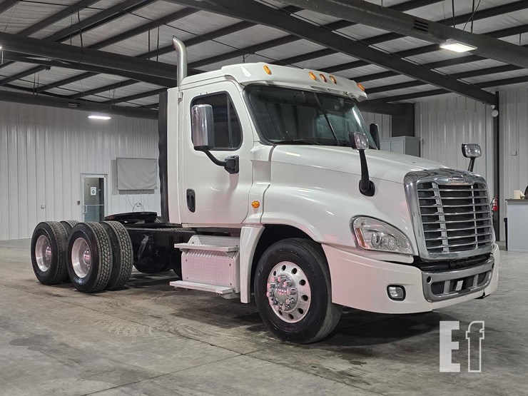 2013-freightliner-cascadia-125-image-2