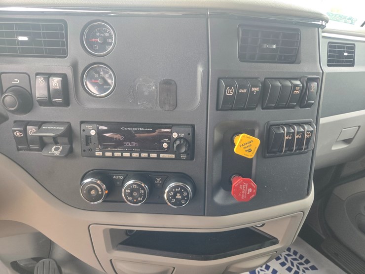 2020-peterbilt-579-image-50