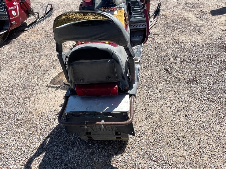 #2898-•-yamaha-venturo-snowmobile-image-9