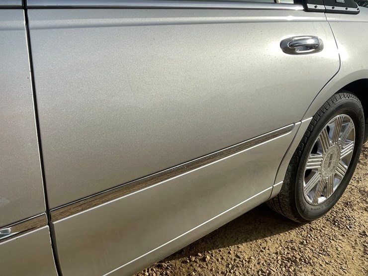 #201-•-2005-lincoln-town-car-(has-wi-title)-image-32