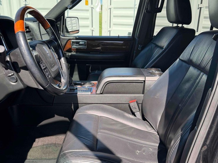 2015-lincoln-navigator-image-15