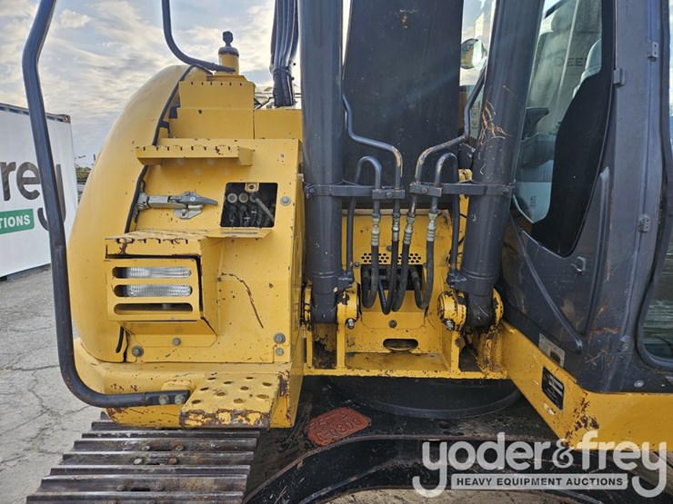 2016-deere-135g-image-19