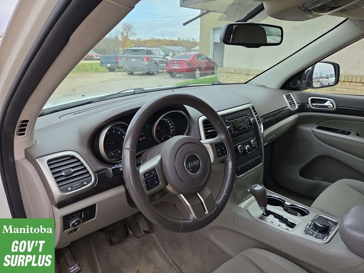 2011-jeep-grand-cherokee-image-17