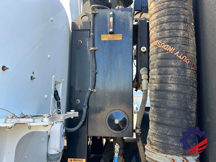 2020-peterbilt-567-image-76
