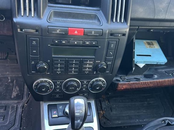 2008-land-rover-lr2-hse-image-10