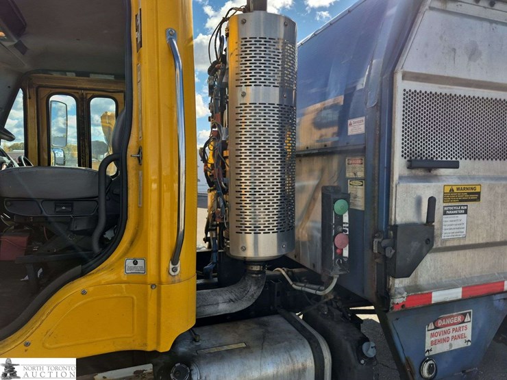 2018-freightliner-m2-106-image-22