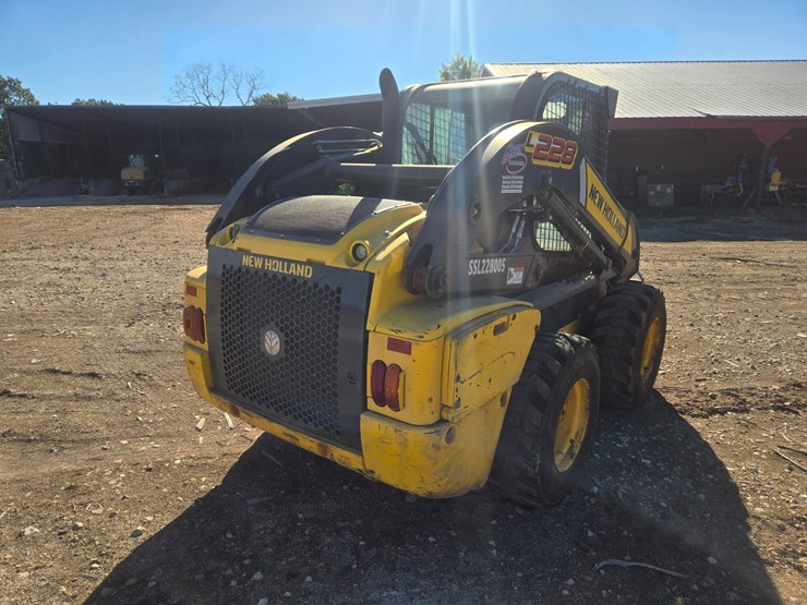 new-holland-l228-image-10