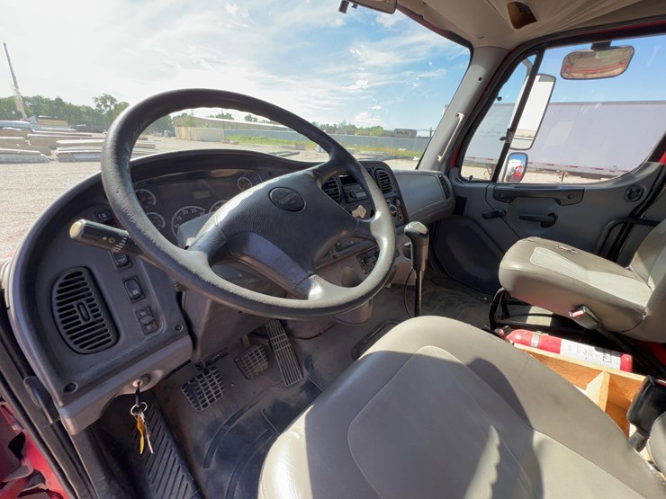 2007-freightliner-m2-business-class-image-21