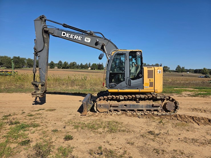 2011-deere-135d-image-2