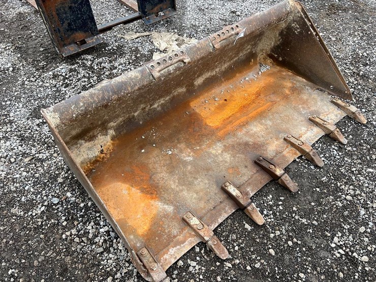 bobcat-68”-skid-steer-tooth-bucket-image-2