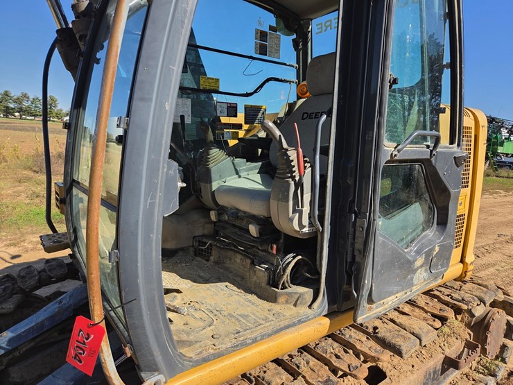 2011-deere-135d-image-25