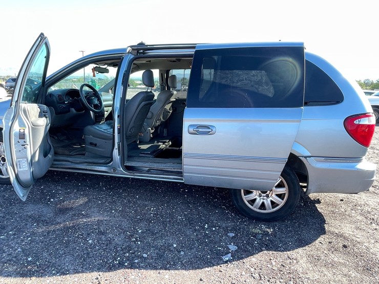 2005-chrysler-town-&-country-image-17