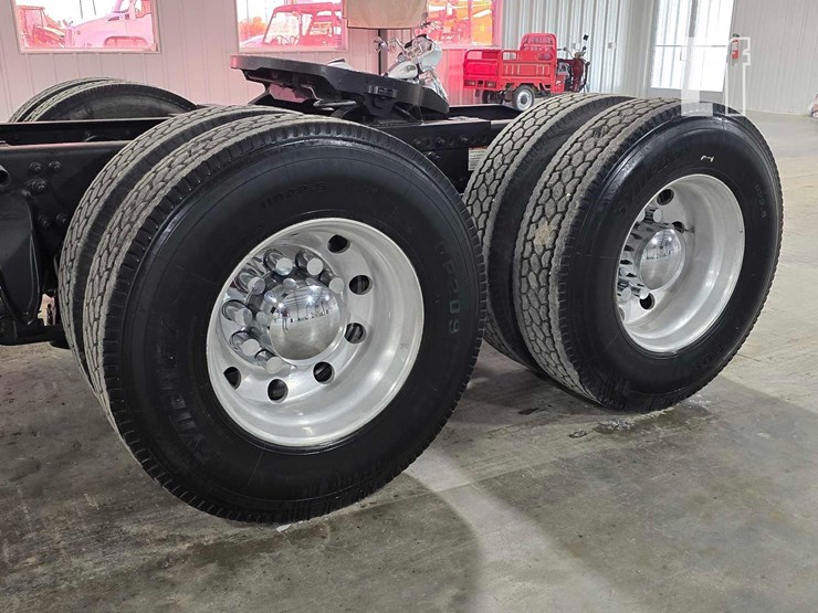 2013-freightliner-cascadia-125-image-21