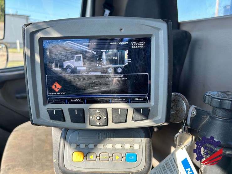 2019-freightliner-114sd-image-139