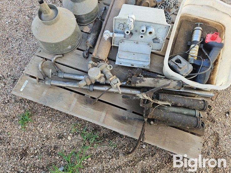 electric-grease-gun,-hydraulic-cylinder-and-other-items-image-16