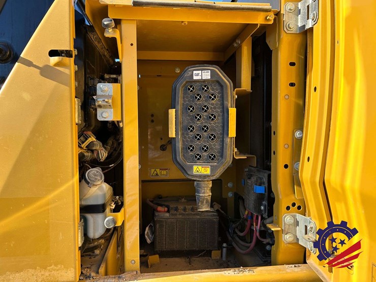 2018-caterpillar-320-image-66