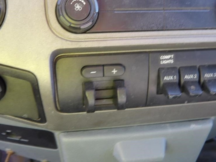 2011-ford-f550-image-28