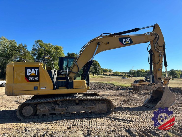 2018-caterpillar-320-image-6