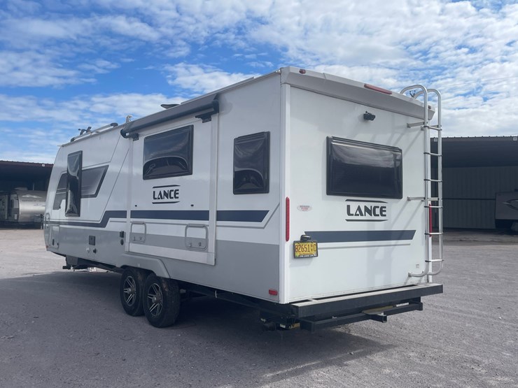 #2824-•-2022-lance-travel-trailer,-(has-new-mexico-title)-image-5