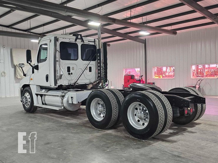 2013-freightliner-cascadia-125-image-4