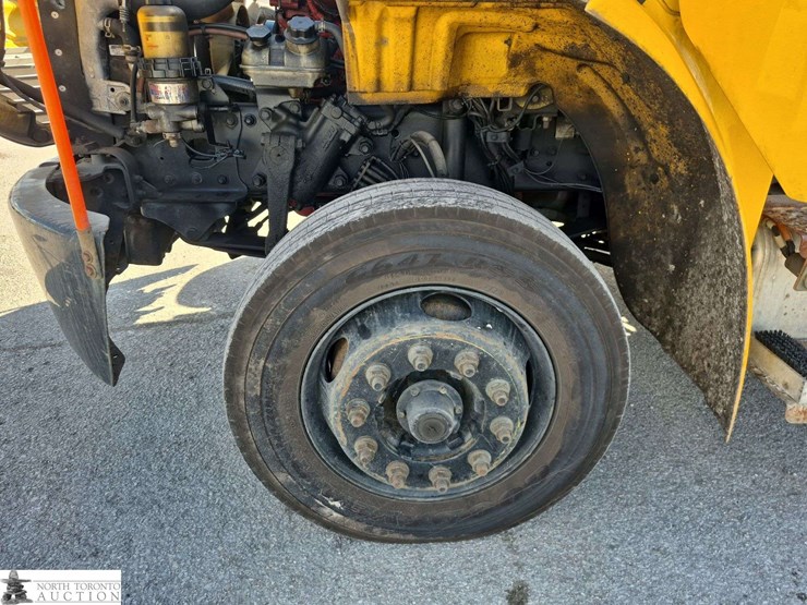 2018-freightliner-m2-106-image-21