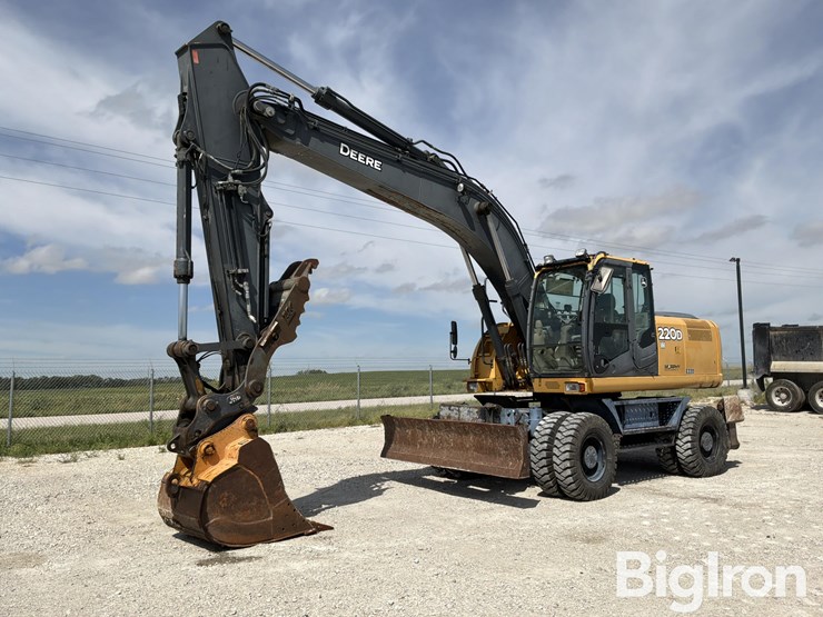 2011-deere-220dw-image-1