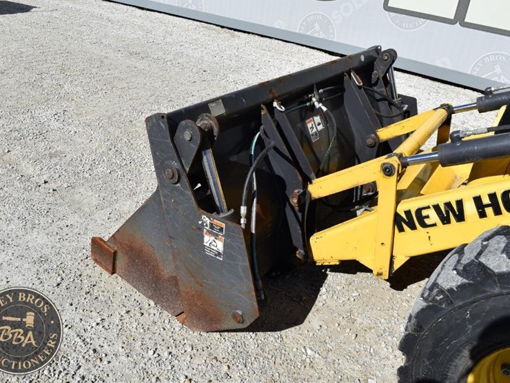 2013-new-holland-b110c-image-43