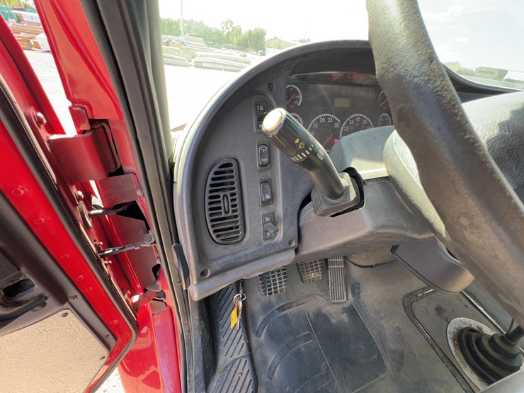 2007-freightliner-m2-business-class-image-23