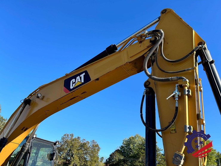 2018-caterpillar-320-image-19