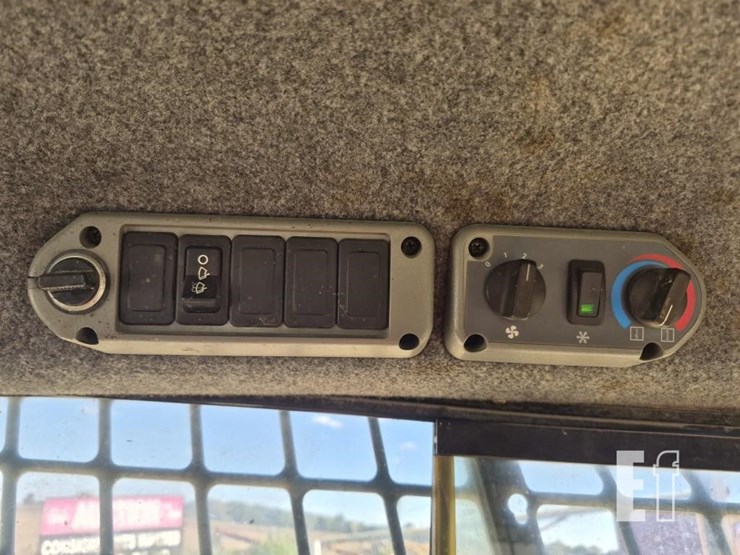 2010-bobcat-s205-image-17