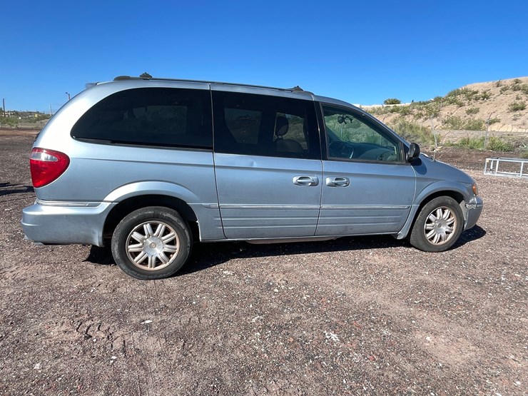 2005-chrysler-town-&-country-image-5