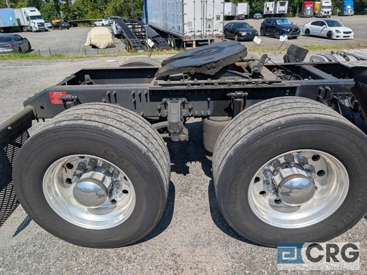 2018-volvo-10-image-7