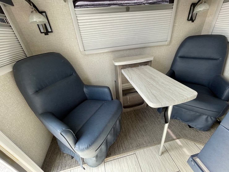 #2824-•-2022-lance-travel-trailer,-(has-new-mexico-title)-image-17